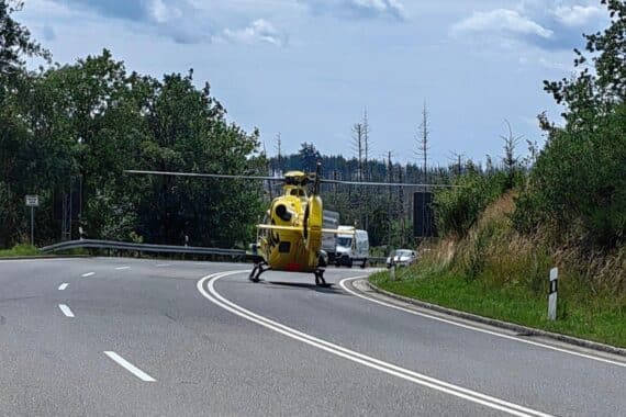 Motorradunfall auf Bundesstraße: Verletzter Fahrer, Rettungshubschrauber, Verkehrssituation.