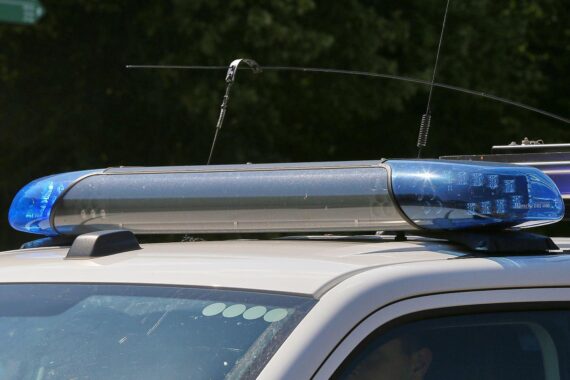 Polizei nach schwerem Unfall auf der A5 bei Rastatt-Süd: Ford und BMW kollidierten, Fahrbahn gesperrt.