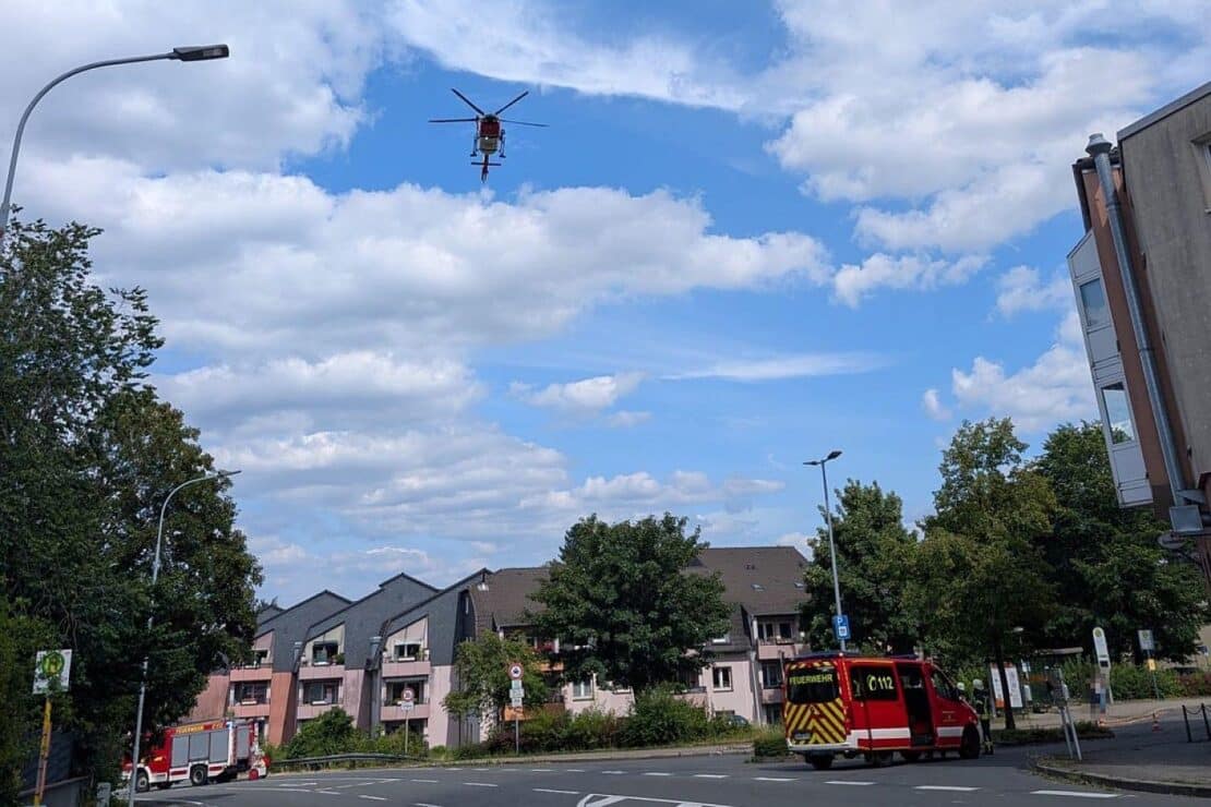 Schwerer Unfall in Breckerfeld: Radfahrer kollidiert mit parkendem Auto