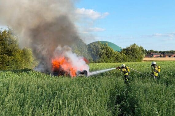 Feuerwehr löscht brennenden PKW nach Unfall auf K81 bei Braven (Archivfoto).