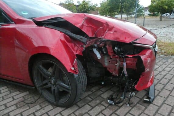 Mazda nach Sekundenschlaf gegen Straßenlaterne geprallt, Fahrer blieb unverletzt, hoher Sachschaden.