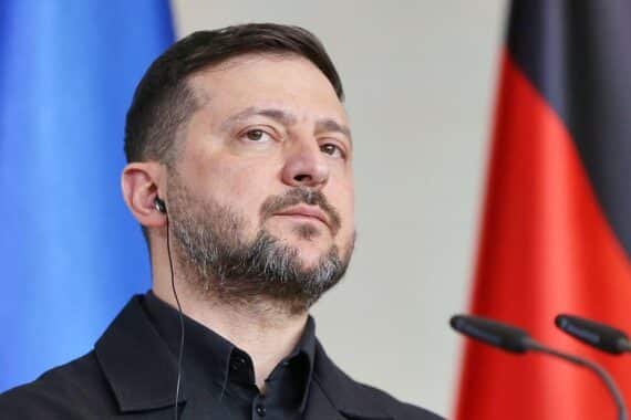 Wolodymyr Selenskyj vor Kiewer Angriffen: Raketen- und Drohnenabwehr, Verletzte und Einsatzkräfte im Bild.