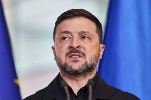Selenskyj spricht über Ukraine-Angriffe auf russische Öl-Infrastruktur in St. Petersburg.