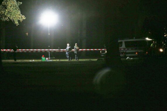 Polizei-Absperrung im Berliner Tiergarten, 26.07.2026, nach Anschlag beim CSD; Senatorin Cansel Kiziltepe im Kontext.