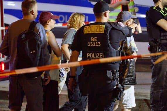 Zerstörungsfahrzeug fährt bei CSD in Menschenmenge; Brandanschlag/Bedrohung durch islamistischen Terror in Berlin.