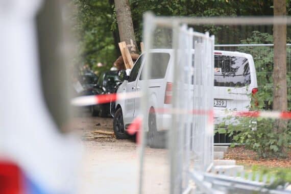 Tatort im Tiergarten: Polizei am CSD, Gedenken nach Todesfahrt, Einsatzkräfte vor abgesperrtem Bereich.