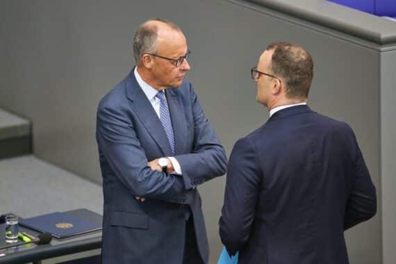 Friedrich Merz und Jens Spahn (Archiv) bei politischem Anlass in Berlin.