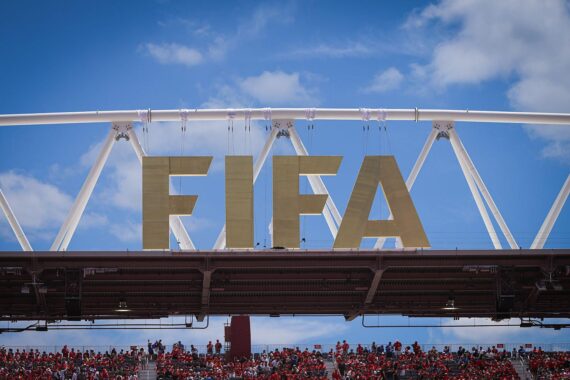 FIFA-Logo zur Fußball-WM 2026, Spanien gewinnt das Finale gegen Argentinien mit 1:0 n. Verlängerung.