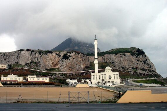 Abbau von Grenzkontrollen: Zaun in Gibraltar, Spanien–Gibraltar, Schengen-Regeln gelten nach Mitternacht.