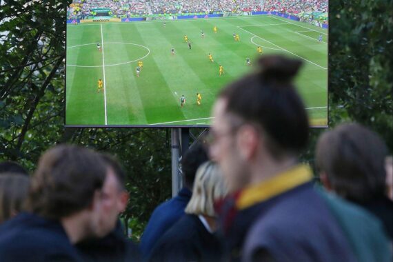 Fußball-öffentliches Public Viewing, kritische SPD-Politik zur WM, Aydan Özoguz spricht über Fifa-Tricks.