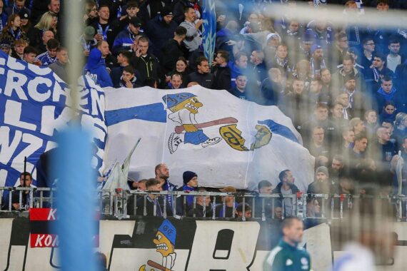 Fans beim Fußballspiel im Stadion, Archivfoto Schalke 04, Thema Sicherheitskooperation in NRW.