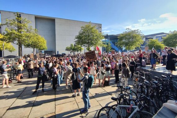 Demonstration vor dem Bundestag in Berlin am 10.07.2026: Kommunen warnen vor GKV-Reform-Kosten.