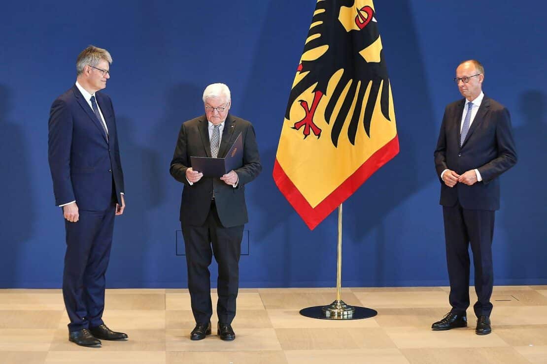 Steinmeier entlässt und ernennt von Merz benannte Minister