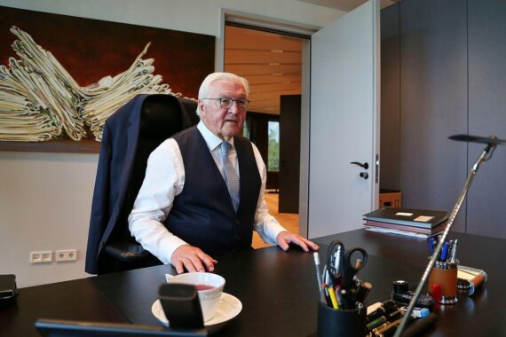 Frank-Walter Steinmeier vor dem Schloss Bellevue, Renovierung im Hintergrund, Berlin.