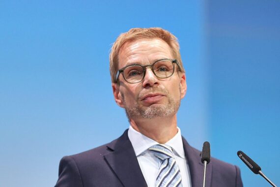 Reiner Holznagel fordert Verschiebung der Einkommensteuerreform wegen uneinheitlicher politischen Debatten.