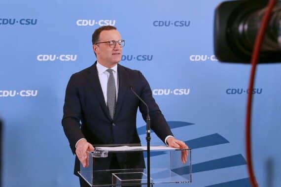 Jens Spahn im Archivfoto; Marie-Agnes Strack-Zimmermann kritisiert ihn wegen Leihmutterschaft.
