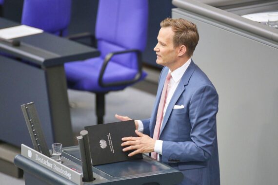 Hendrik Streeck diskutiert Forderung nach Verbot süßer Vape-Aromen zur Schutz junger Menschen.
