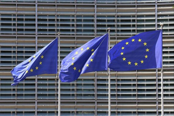 EU-Fahnen im Archiv, EU-Fokus: kritische Rohstoffe, Batterien, Halbleiter, erneuerbare Energien und Verteidigung.