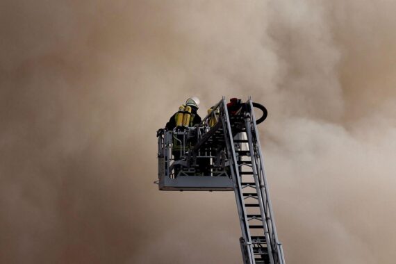 Feuerwehr auf Drehleiter, Archivfoto, deutet Waldbrandgefahr durch Klimawandel in Europa an.