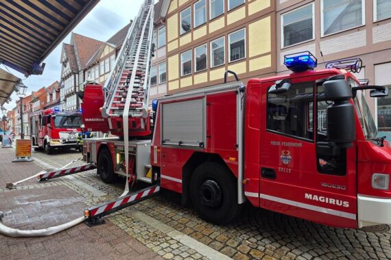 Feuerwehr bei technischem Defekt: Einsatzkräfte kühlen Aufzugsmotor, keine Gefahr für Personen.