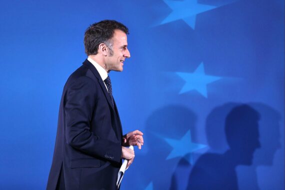 Emmanuel Macron trotz Explosionen in Damaskus, Sicherheit betont, Besuchsprogramm fortgesetzt.