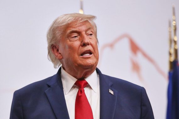 Donald Trump spricht beim NATO-Gipfel, konfrontiert Iran und warnt vor Handelsstreitigkeiten.
