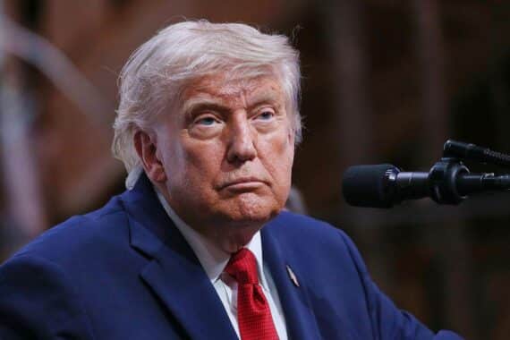 Donald Trump diskutiert mit Fifa-Präsident Gianni Infantino über eine umstrittene Rote Karte.