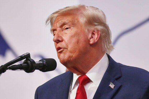 Donald Trump, im Hintergrund Kriegsschauplätze im Iran, dazu Schiffe mit Verweis auf iranische Gelder.