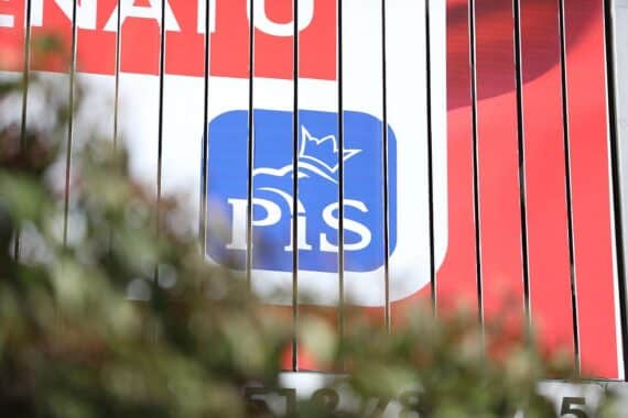 Wahlplakat der polnischen PiS in Warschau, symbolisiert Streit um Parteiausrichtung und Abspaltungen.