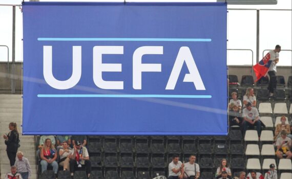 UEFA-Logo im Archiv: Boykott-Drohung gegen FIFA/Infantino wegen Investorenplänen und Integritäts-Sorgen.