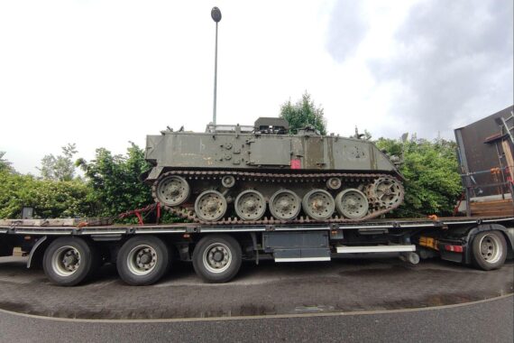 Panzer auf Lkw (Archiv) als Symbol für genehmigte Rüstungsexporte Deutschlands.