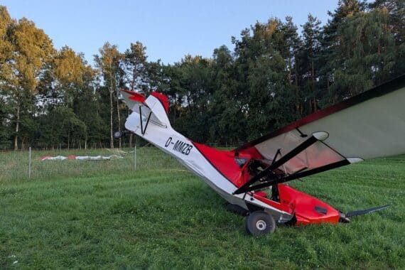 Ultraleichtflugzeug-Absturz in Riepe: abgestürztes Flugzeug (Archivfoto), Polizeiinspektion Rotenburg.