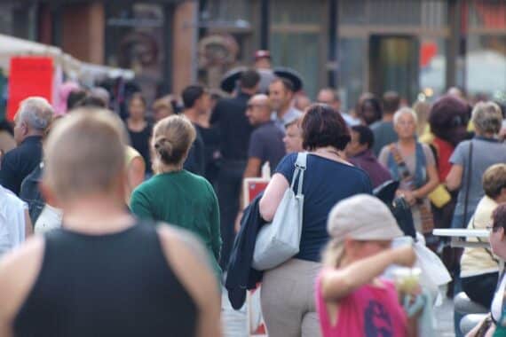 Menschen in einer Fußgängerzone; Umfrage zu staatlicher Regulierung und Eingriffen in persönliche Freiheit.