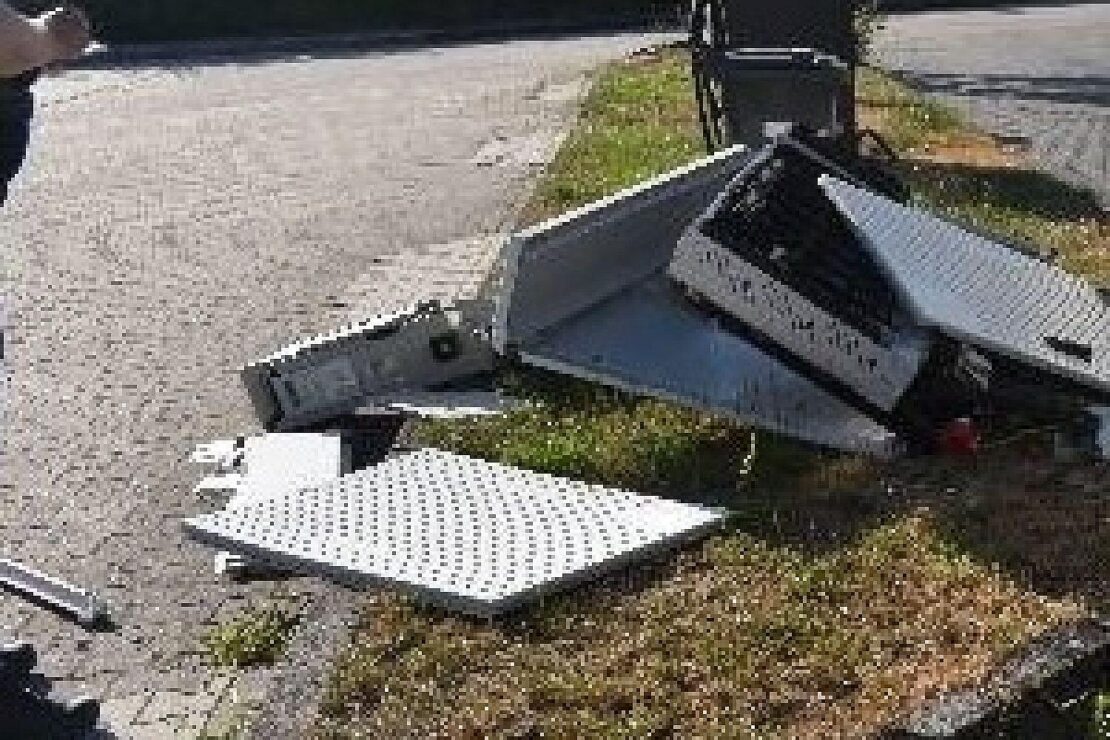 Unbekannter verursacht 25.000 Euro Schaden auf Parkplatz