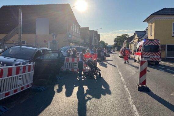 Unfall in Bremervörde: Polizeiabsperrung an Kreuzung Neue Straße/Huddelberg, sechs leicht verletzte Personen.