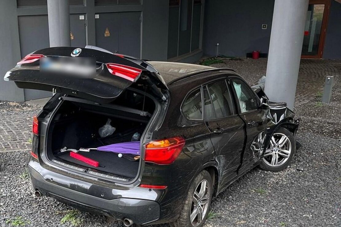 Unfall in Duisburg-Huckingen – 76-jährige Autofahrerin prallt gegen Mast
