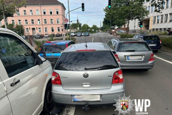 Unfallstelle mit mehreren Fahrzeugen, Polizei und Rettungsdienst im Einsatz. Fahrer flüchtet.