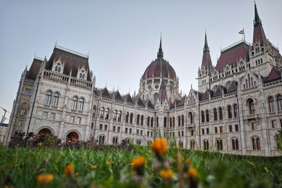 Ungarns Parlament, Absetzung von Präsident Tamas Sulyok durch Zweidrittelmehrheit für Verfassungsänderungen.