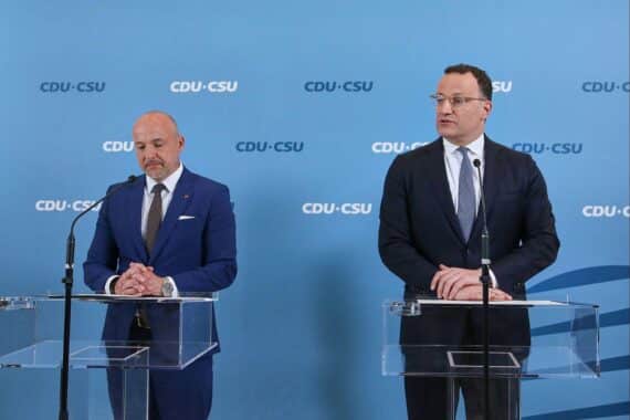 Alexander Hoffmann und Jens Spahn (Archivfoto) bei der CDU/CSU-Fraktion; Hoffmann übernimmt kommissarisch.