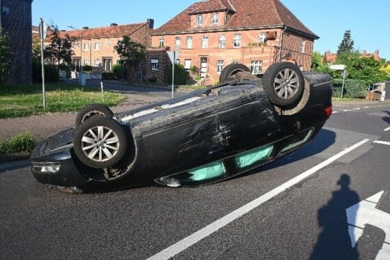Zwei Unfälle in Salzwedel: Mini kollidiert mit VW auf dem Dach; Mountainbiker schwer verletzt. Polizei ermittelt.