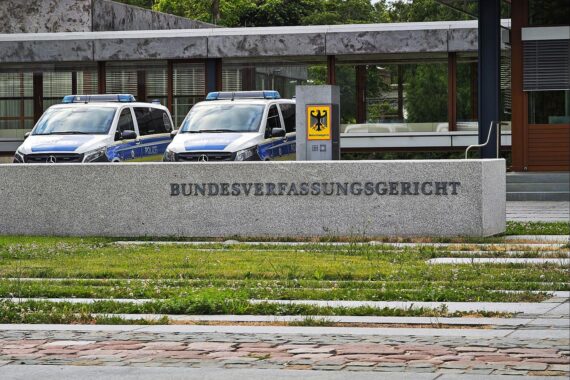 Bundesverfassungsgericht in Karlsruhe (Archiv), vor Gerichtssaal, als Symbol für den Beschluss zur Eigenblut-Behandlung.