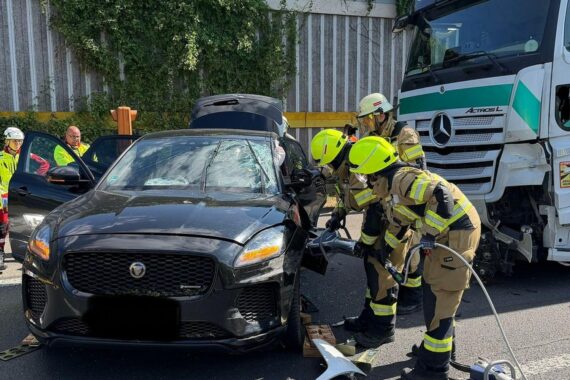 Feuerwehr im Einsatz nach Unfall auf der A2: Lkw kollidiert mit Pkw, verletzte Person gerettet.
