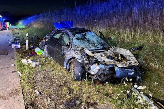 Verunfallter Peugeot auf der A9 im Graben, überschlagen, Polizei und Rettungskräfte am Unfallort.