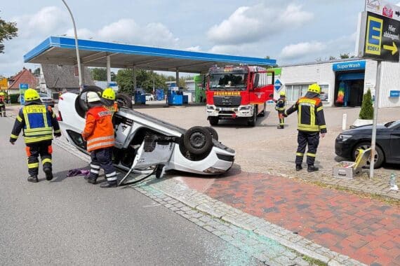 Zwei kollidierte Pkw in Sottrum, eins auf dem Dach; Feuerwehreinsatz mit Rettungsdienst.