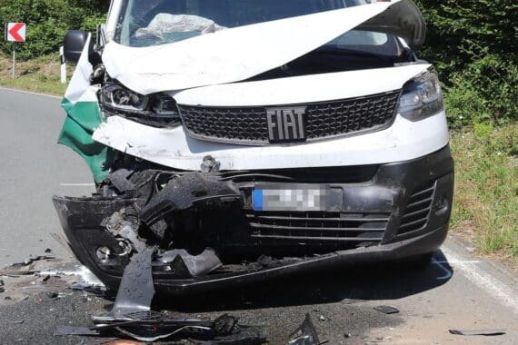 Verunfallter PKW und Lkw auf Landstraße nach Kollisionsunfall bei Beverungen.