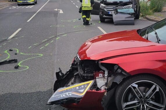 Zwei PKW-Unfall auf Buschhausener Straße, Feuerwehr rettet verletzten Fahrer aus SUV.