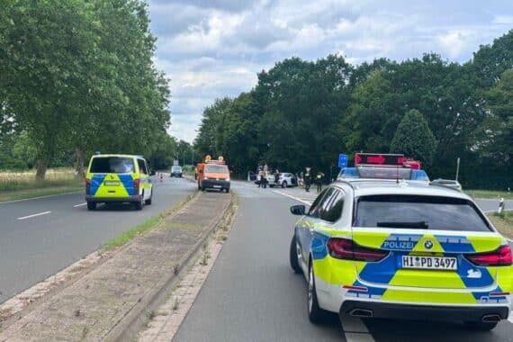 Zwei beschädigte SUVs an einer Kreuzung, Rettungsdienste und verletzte Personen.