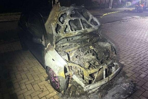 Geparkter Toyota steht in Flammen, Feuerwehr löscht; Polizeiinspektion Cuxhaven ermittelt.