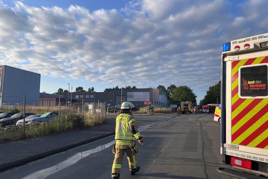 Vier Verletzte bei Brand in Industriehalle in Bad Salzuflen