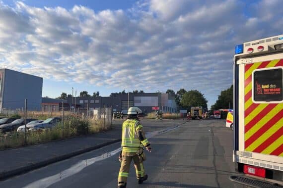 Brand in Industriehalle, Feuerwehr im Einsatz, Rauchentwicklung, vier Verletzte (Archivfoto).